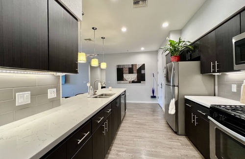 Menlo Park Condo | KING BED - Luxury FULLY FURNISHED Condo - 24/7 Gym Pool Jacuzzi in Menlo Park n