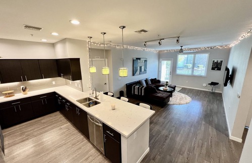 Menlo Park Condo | KING BED - Luxury FULLY FURNISHED Condo - 24/7 Gym Pool Jacuzzi in Menlo Park n
