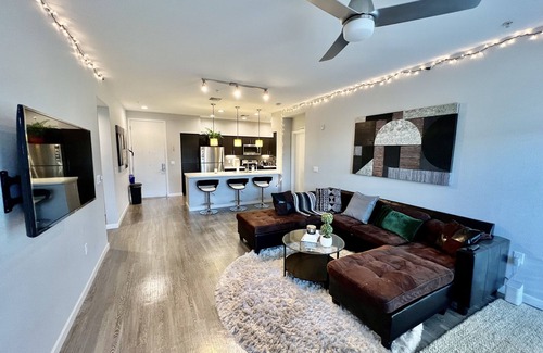 Menlo Park Condo | KING BED - Luxury FULLY FURNISHED Condo - 24/7 Gym Pool Jacuzzi in Menlo Park n