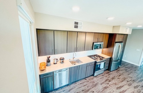 Mountain View Condo | KING BED | Modern 2 Bed 2 Bath Condo | Pool & Hot Tub
