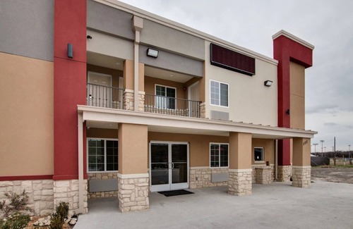 Fort Worth Hotel | King Bed Non Smoking - Scottish Inns, Budget Stay, Free Continental Breakfast