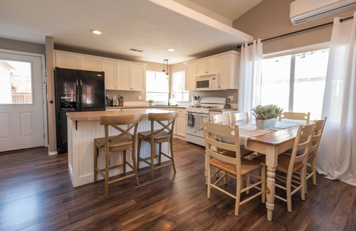 Old Farm District House | King Bed - Pet Friendly - EV Charger - Emersen’s Place