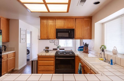 Chico House | King Bed Pet Friendly Home Gorgeous 'hood & Nature