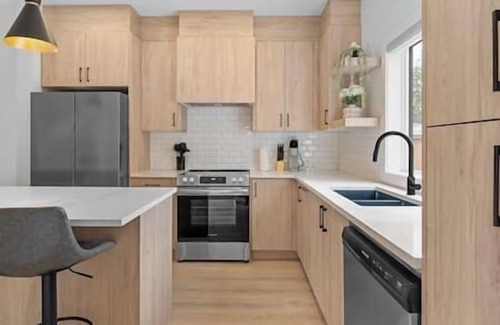 Southwest Calgary House | King Bed | Ping Pong | 3BR | Garage| AC | Backyard