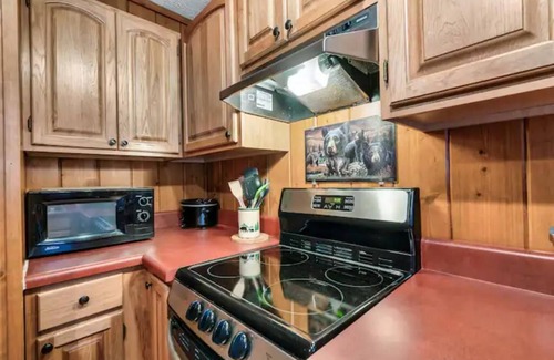 Sevierville Cabin | King Bed, Pool Table, Hot tub, Vinyl Record Player, Covered Back Porch w VIEWS!