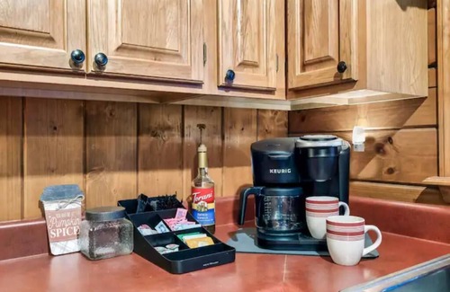 Sevierville Cabin | King Bed, Pool Table, Hot tub, Vinyl Record Player, Covered Back Porch w VIEWS!