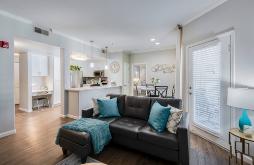 Roseville Apartment | King Bed/Prime Location/Private Garage