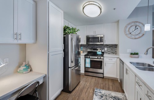 Roseville Apartment | King Bed/Prime Location/Private Garage