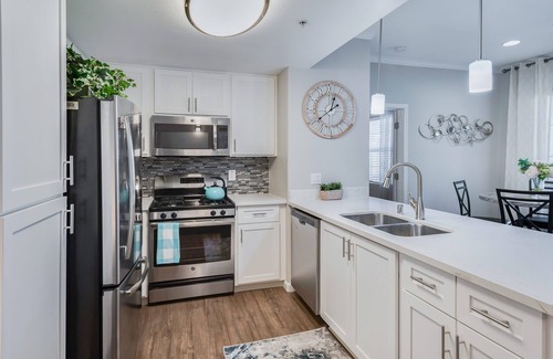 Roseville Apartment | King Bed/Prime Location/Private Garage