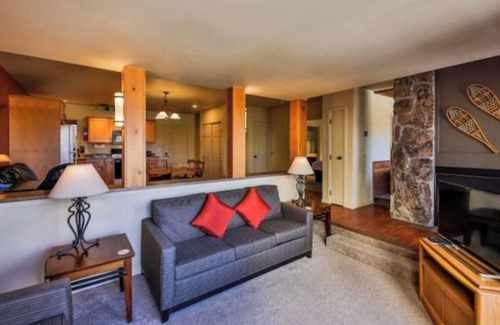Silvercreek Apartment | King bed, pvt hot tub, free wi-fi, 71