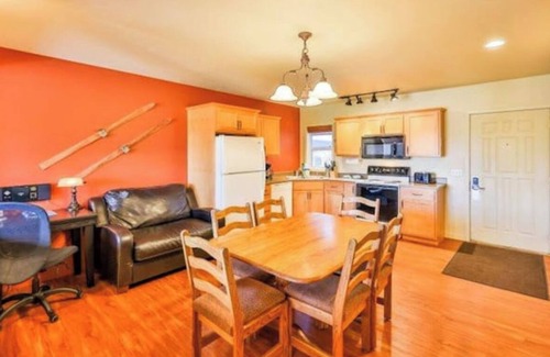 Silvercreek Apartment | King bed, pvt hot tub, free wi-fi, 71