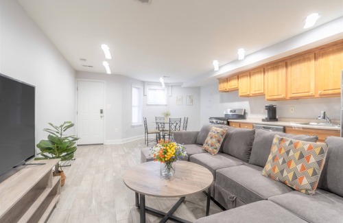 Bloomingdale Bed & Breakfast | King Bed, Queen Bed, Sofa Bed, Prime Downtown Location, New Renovation