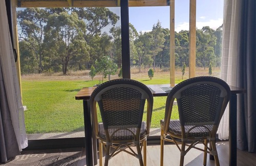 Taroomball Apartment | King bed, Recliner and Private. 1.4km to Lammermoor beach. AC and Starlink wifi