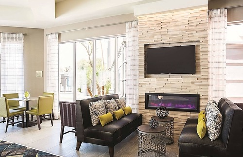 Ahwatukee Foothills Hotel | King Bed Room at La Quinta Inn & Suites, Pet-Friendly, Near Phoenix Zoo