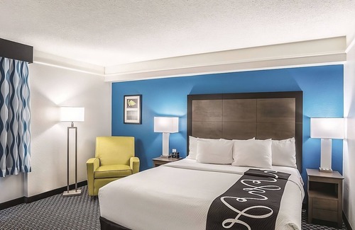 Ahwatukee Foothills Hotel | King Bed Room at La Quinta Inn & Suites, Pet-Friendly, Near Phoenix Zoo