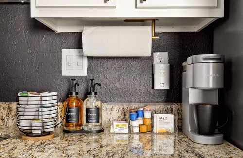 Medical Center District Apartment | King Bed; San Antonio near Aiport; Pool; Near medical center
