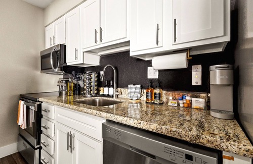 Medical Center District Apartment | King Bed; San Antonio near Aiport; Pool; Near medical center