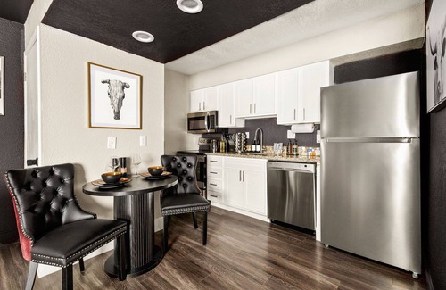 Medical Center District Apartment | King Bed; San Antonio near Aiport; Pool; Near medical center