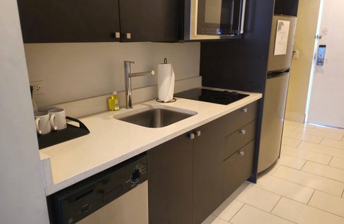 Doral Condo | King Bed Studio ADA - Pool, Dining, Parking, Spa