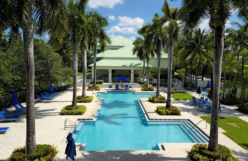 Doral Condo | King Bed Studio ADA - Pool, Dining, Parking, Spa