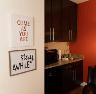 Eureka Springs Historic District Apartment | King Bed Studio Walk to Downtown Parking