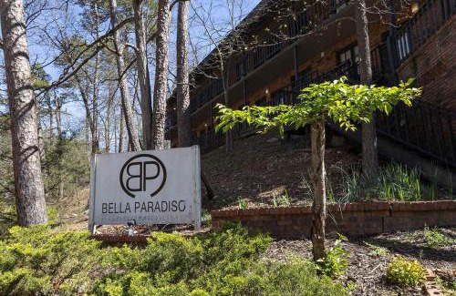 Eureka Springs Historic District Apartment | King Bed Studio Walk to Downtown Parking