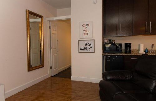 Eureka Springs Historic District Apartment | King Bed Studio Walk to Downtown Parking