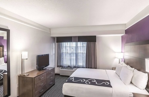 Woodlands Village Hotel | King Bed Suite, La Quinta Inn, Poolside Loungers, near Flagstaff Grand Canyon