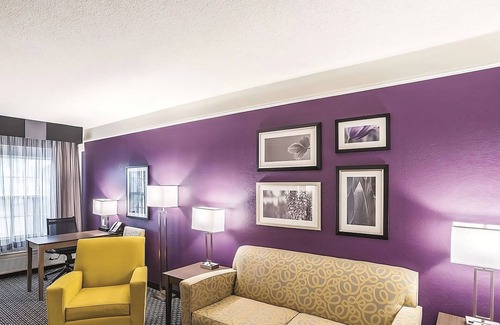 Woodlands Village Hotel | King Bed Suite, La Quinta Inn, Poolside Loungers, near Flagstaff Grand Canyon
