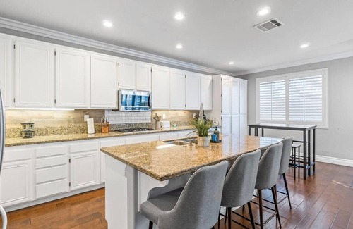 Temecula House | King Bed Temecula Getaway! Amazing Pool & Theatre