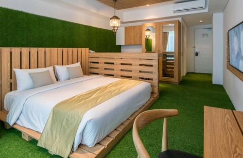 Downtown Kuta Hotel | King Bed Thematic Room in Kuta Beach Area