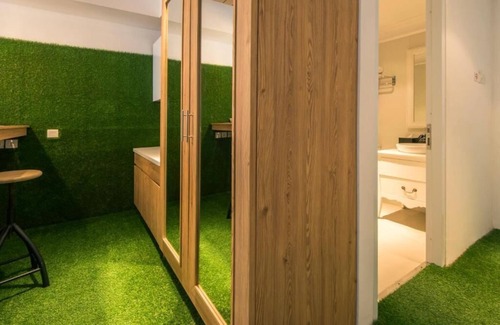 Downtown Kuta Hotel | King Bed Thematic Room in Kuta Beach Area
