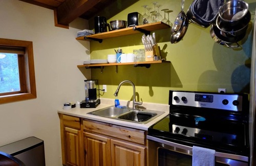 Back Loop Apartment | King bed w/full kitchen - Free Tram Tickets