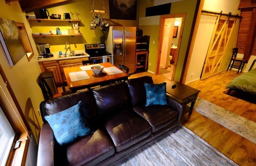 Back Loop Apartment | King bed w/full kitchen - Free Tram Tickets