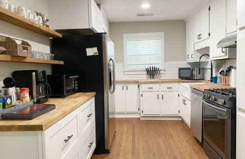 Roswell Apartment | KING bed + walk to food & nature. Long-Term Okay!