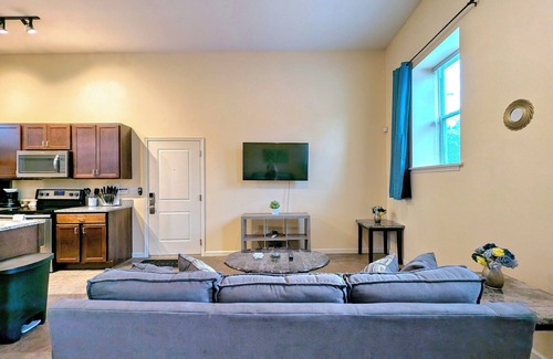 The Gate Apartment | King Bed-Walking Distance to SSM Cardinal Glennon