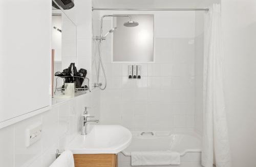 Hobart Central Business District Apartment | King Bed, Water Views, Private Parking, Courtyard Living in the Heart of Sandy Bay