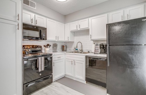 South Arlington Apartment | King Bed ✶WiFi ✶Washer Dryer ✶4K TVs ✶Pets Allowed #425