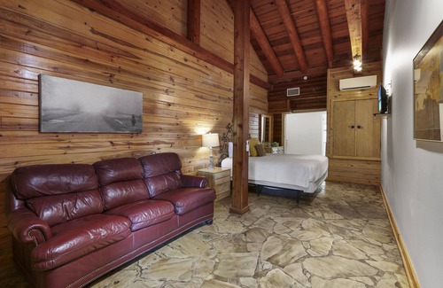 Wimberley Hotel | King Bed with Resort Pool and Firepit! Minutes from Downtown