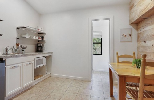 Wimberley Hotel | King Bed with Resort Pool and Firepit! Minutes from Downtown