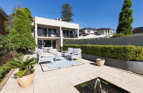 Sylvania Apartment | King Bedroom Waterfront Courtyard Apartment