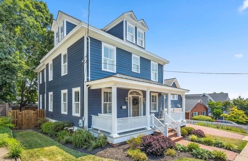 Potomac West House | King Beds - A Victorian Suite Xcape