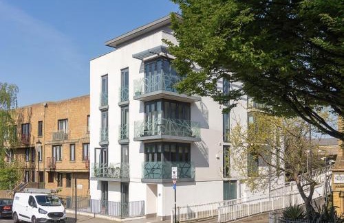 Colville Apartment | King beds apartment with en-suite, private balcony and elevator by iconic Portobello Market