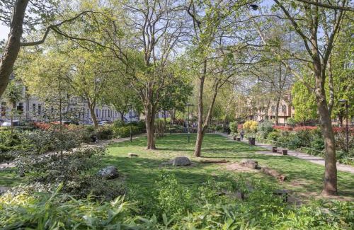 Colville Apartment | King beds apartment with en-suite, private balcony and elevator by iconic Portobello Market