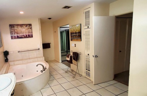 Holiday Island Condo | King Beds, Fireplace, Jacuzzi!
