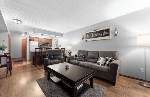 Notch Estates Condo | KING BEDS!~Gathering Place~ WALK-IN🏠NO STAIRS🎡1 MILE FROM SDC🎢