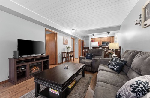 Notch Estates Condo | KING BEDS!~Gathering Place~ WALK-IN🏠NO STAIRS🎡1 MILE FROM SDC🎢