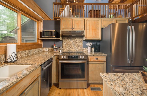 Boone Cabin | KING Beds Hot Tub - Fireplace - Ping Pong - Fire Pit