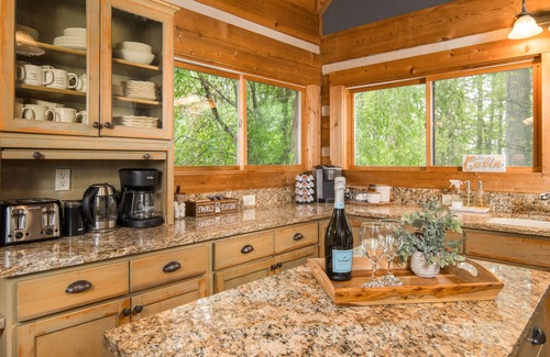 Boone Cabin | KING Beds Hot Tub - Fireplace - Ping Pong - Fire Pit