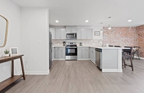 Riverside Apartment | King Beds! J & K on Main Luxury Apartment 406